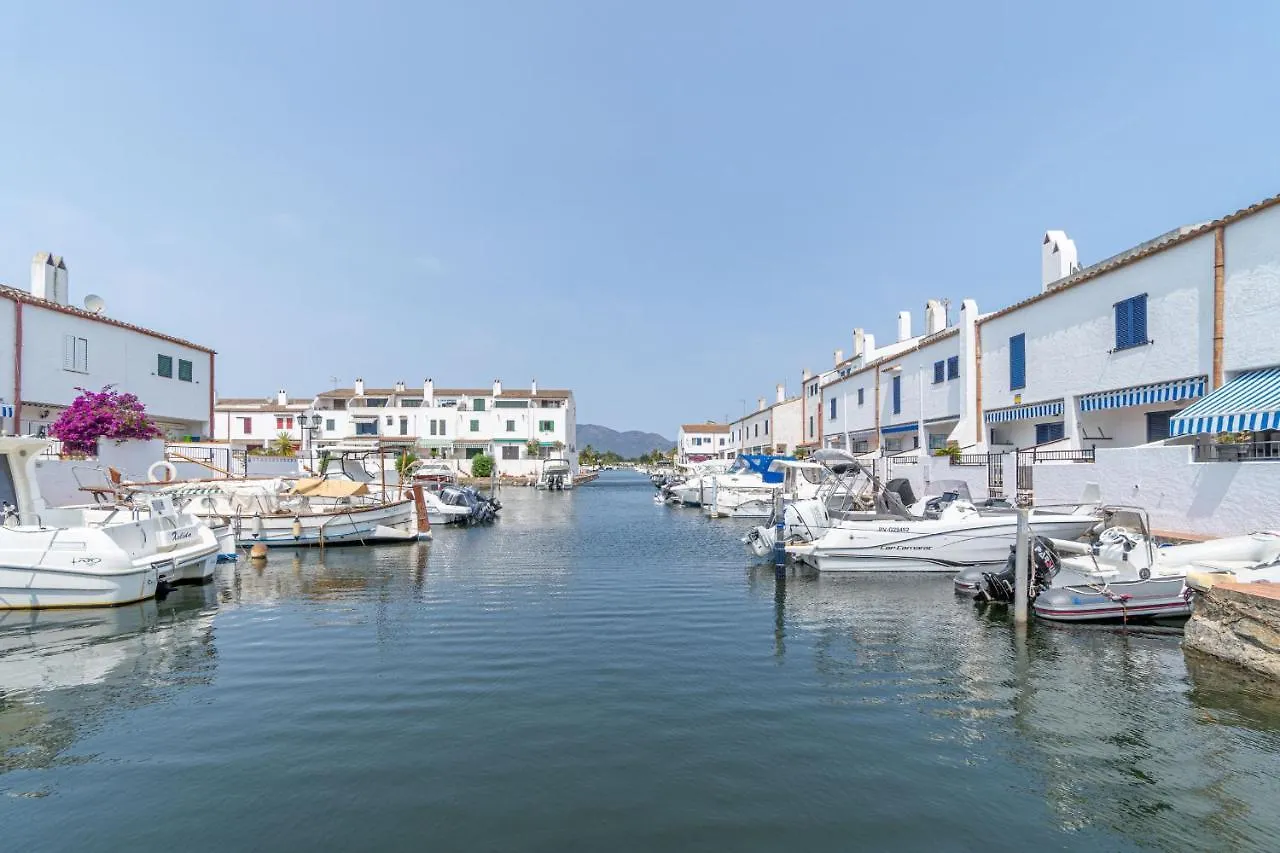 Holiday home Casa Con 3 Habitaciones Amarre Y Wifi Ref 195 Empuriabrava