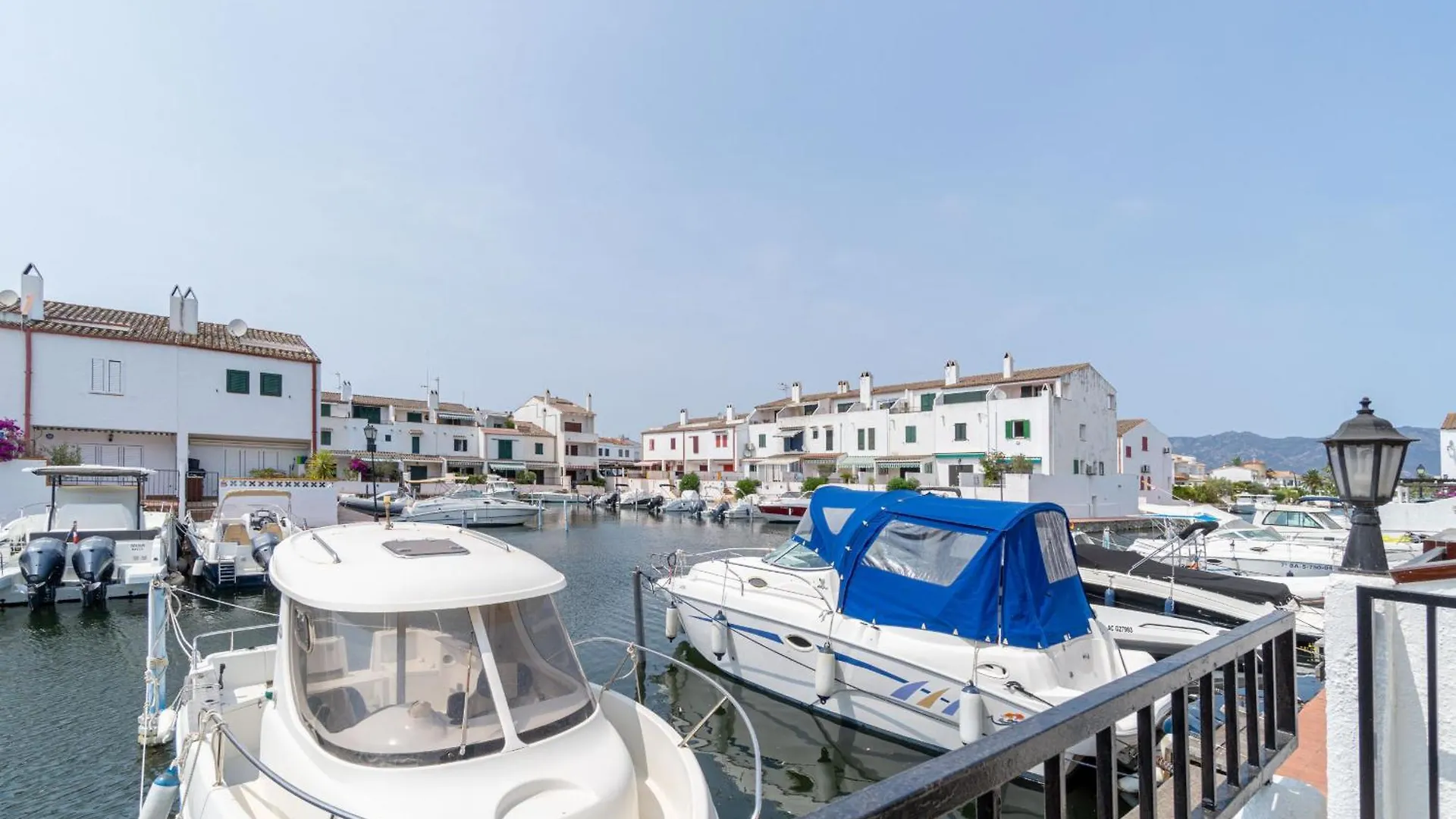 Casa Con 3 Habitaciones Amarre Y Wifi Ref 195 Empuriabrava Holiday home