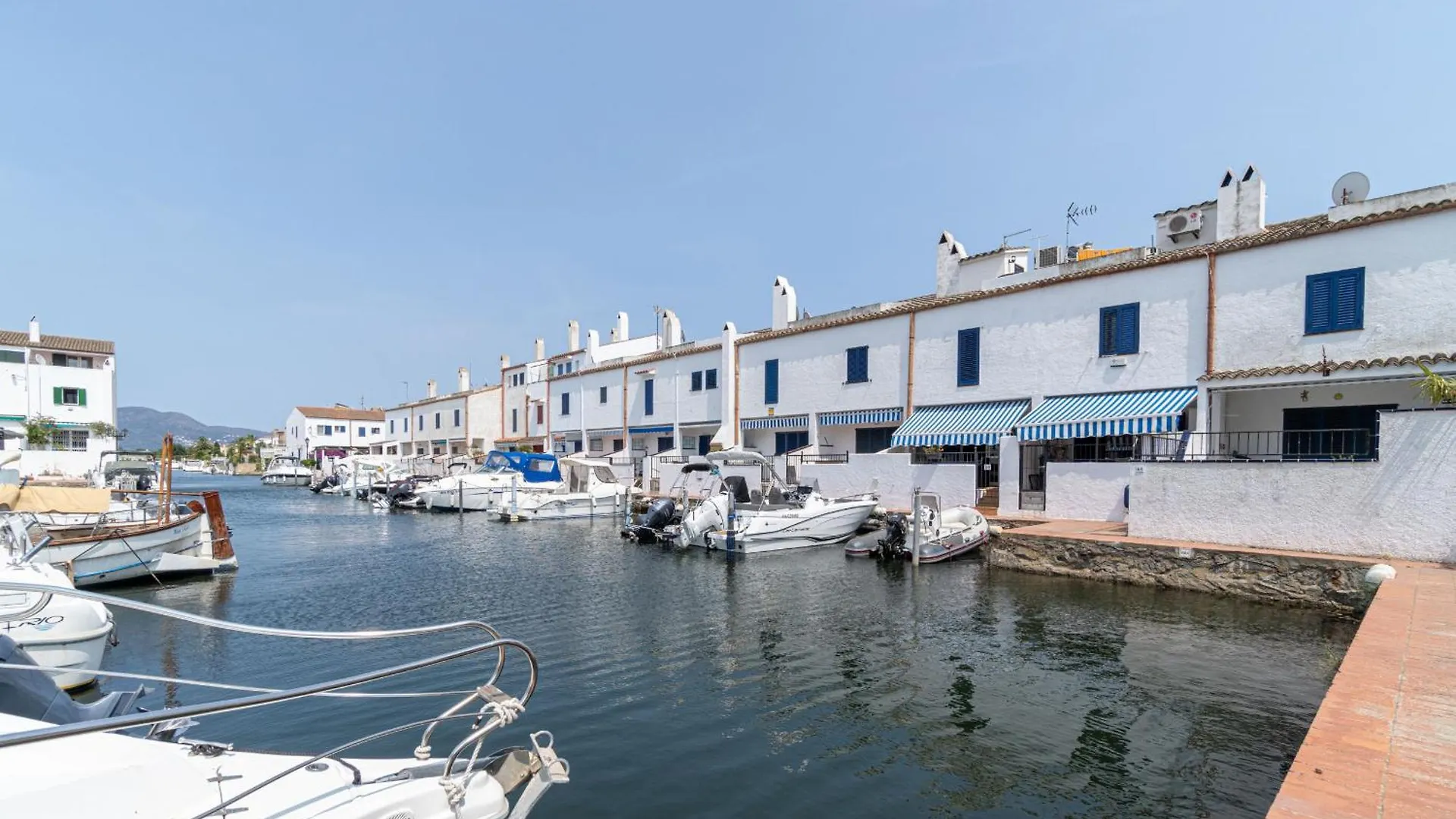 Holiday home Casa Con 3 Habitaciones Amarre Y Wifi Ref 195 Empuriabrava