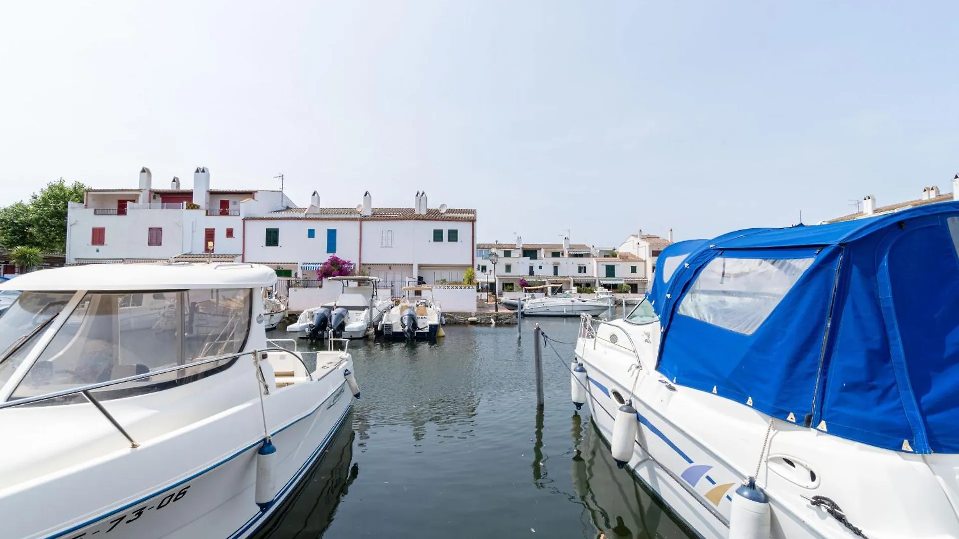 Casa Con 3 Habitaciones Amarre Y Wifi Ref 195 Empuriabrava