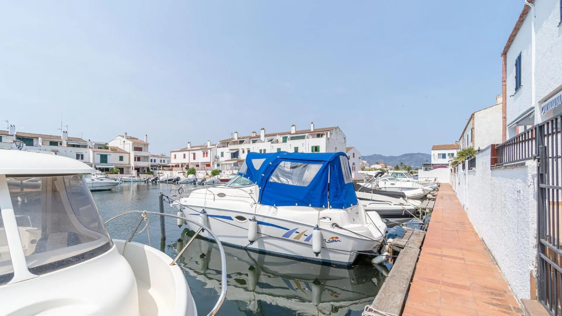 Holiday home Casa Con 3 Habitaciones Amarre Y Wifi Ref 195 Empuriabrava Spain