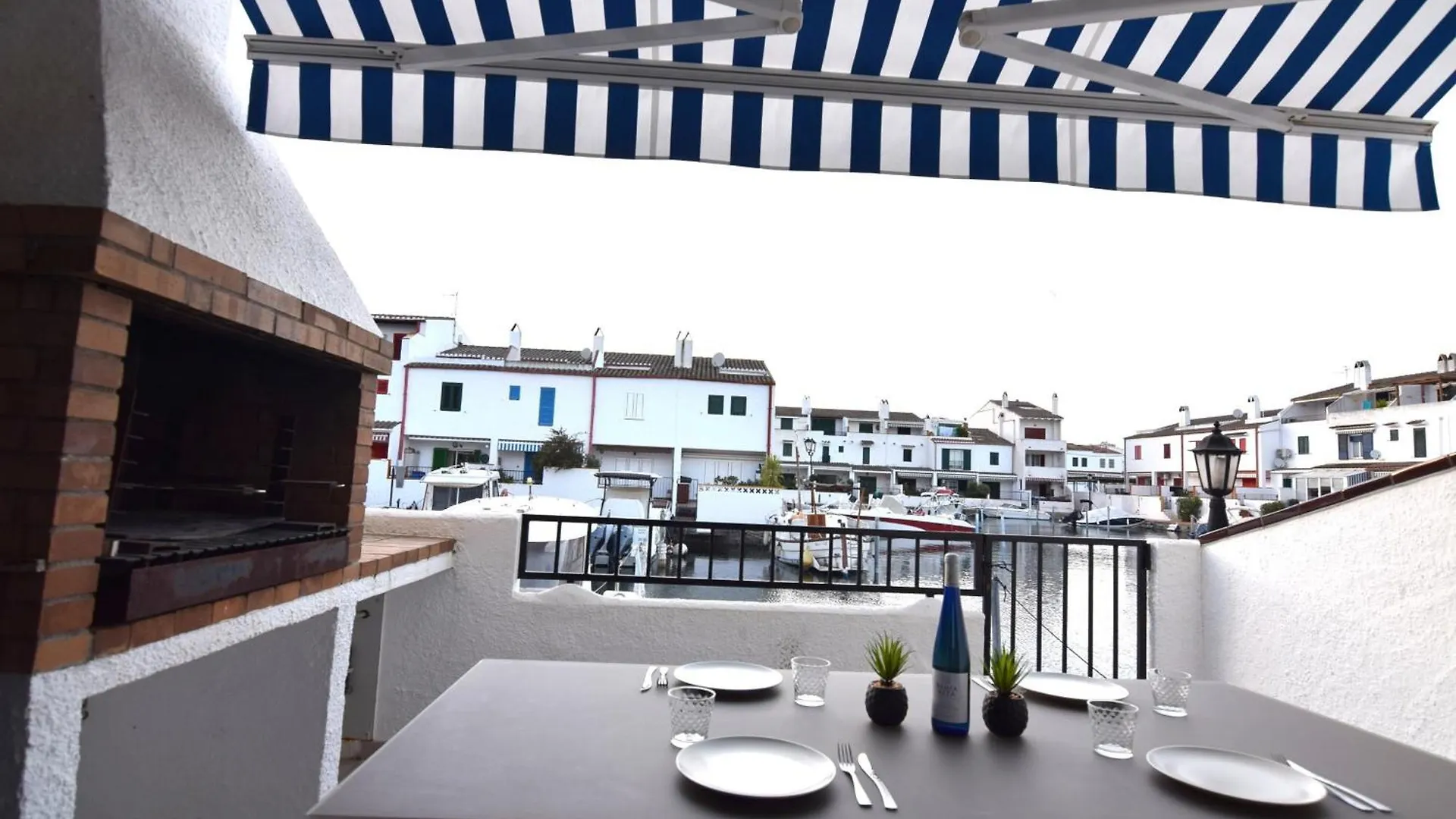 Casa Con 3 Habitaciones Amarre Y Wifi Ref 195 Empuriabrava 0*,  Spain